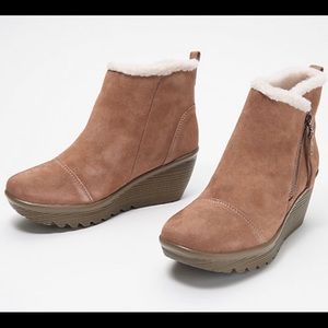 Sketchers Side Zip Bootie 10 wide Mushroom